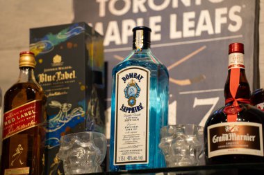 Bombay Sapphire içki şişesi bir bar rafında. Toronto, Kanada - 8 Şubat 2025.