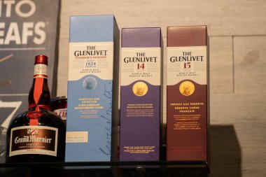 Glenlivet içki şişeleri bir bar rafında. Toronto, Kanada - 8 Şubat 2025.