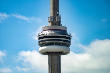 CN Kulesi manzarası, Toronto 'nun simgesel simgesi. Toronto, Kanada - 8 Nisan 2025.