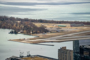 Toronto Adaları 'ndaki Billy Bishop Havaalanı' nın (YTZ) havadan görüntüsü.
