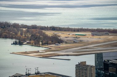 Toronto Adaları 'ndaki Billy Bishop Havaalanı' nın (YTZ) havadan görüntüsü.