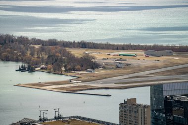 Toronto Adaları 'ndaki Billy Bishop Havaalanı' nın (YTZ) havadan görüntüsü. Toronto, Kanada - 8 Nisan 2025.