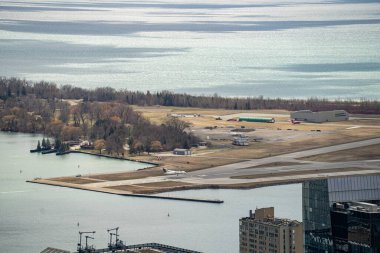 Toronto Adaları 'ndaki Billy Bishop Havaalanı' nın (YTZ) havadan görüntüsü. Toronto, Kanada - 8 Nisan 2025.