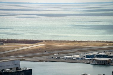 Toronto Adaları 'ndaki Billy Bishop Havaalanı' nın (YTZ) havadan görüntüsü. Toronto, Kanada - 8 Nisan 2025.