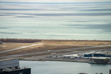 Toronto Adaları 'ndaki Billy Bishop Havaalanı' nın (YTZ) havadan görüntüsü.