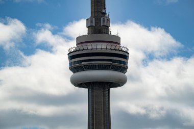 CN Kulesi manzarası, Toronto 'nun simgesel simgesi. Toronto, Kanada - 8 Nisan 2025.