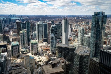Toronto şehir merkezinin gökdelenli havadan görüntüsü.