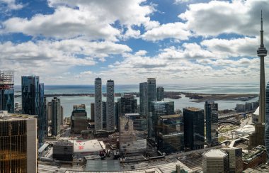 Toronto şehir merkezinin panoramik hava görüntüsü. Toronto, Kanada - 8 Nisan 2025.