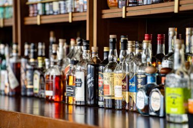 Tezgahtaki içki şişelerinin görüntüsü. Toronto, Kanada - 8 Nisan 2025.