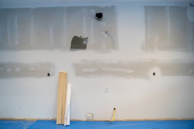 Boş bir odada tadilat yapılıyor..