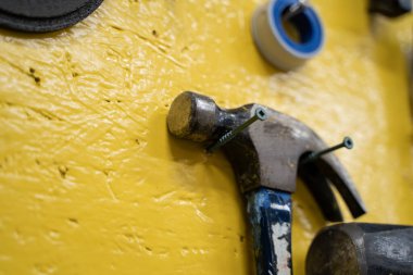 Çekiç ve diğer aletler duvarda asılı..