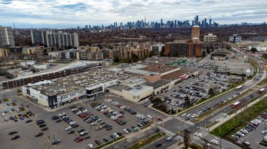 Toronto 'daki Doğu York Şehir Merkezi' nin hava görüntüsü. Toronto, Kanada - 26 Nisan 2025.