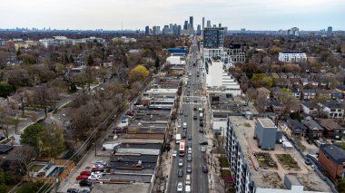 Yukarı Köy, Toronto 'daki Eglinton Avenue West' in hava görüntüsü. Toronto, Kanada - 25 Nisan 2025.