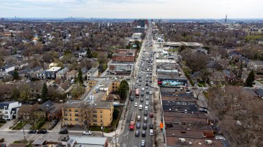 Yukarı Köy, Toronto 'daki Eglinton Avenue West' in hava görüntüsü. Toronto, Kanada - 25 Nisan 2025.