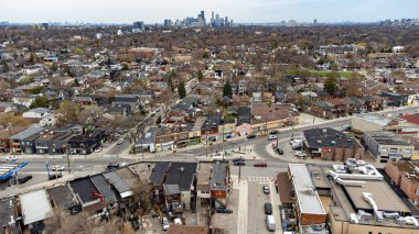 Toronto 'daki Oakwood Village' ın havadan görüntüsü. Toronto, Kanada - 25 Nisan 2025.