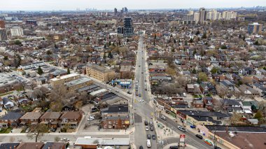 Toronto 'daki Oakwood Village' ın havadan görüntüsü. Toronto, Kanada - 25 Nisan 2025.