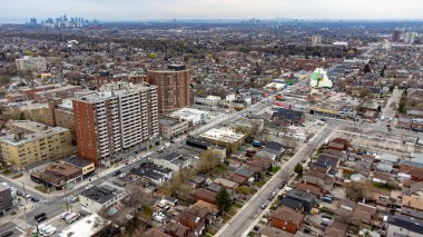 Toronto Eglinton West 'teki Fairbank mahallesinin hava görüntüsü. Toronto, Kanada - 25 Nisan 2025.