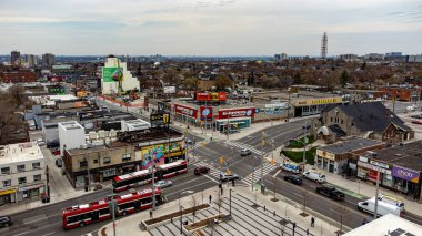 Toronto Eglinton West 'teki Fairbank mahallesinin hava görüntüsü. Toronto, Kanada - 25 Nisan 2025.