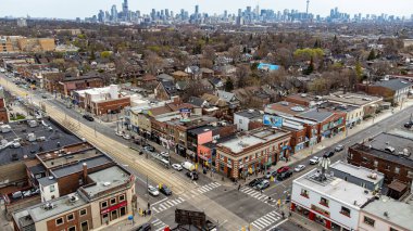 Toronto 'daki Saint Clair Bulvarı' nın batı tarafındaki hava manzarası. Toronto, Kanada - 25 Nisan 2025.