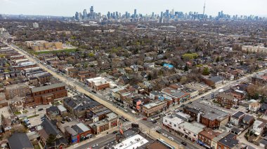 Toronto 'daki Saint Clair Bulvarı' nın batı tarafındaki hava manzarası. Toronto, Kanada - 25 Nisan 2025.