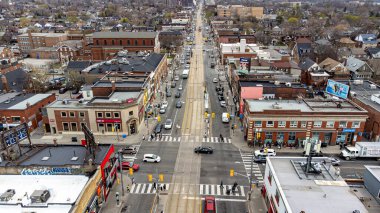 Toronto 'daki Saint Clair Bulvarı' nın batı tarafındaki hava manzarası. Toronto, Kanada - 25 Nisan 2025.