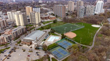 Toronto 'daki Weston Lions Parkı' nın havadan görüntüsü. Toronto, Kanada - 25 Nisan 2025.