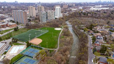 Toronto 'daki Weston Lions Parkı' nın havadan görüntüsü. Toronto, Kanada - 25 Nisan 2025.