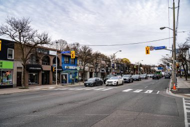 Yukarı Köy, Toronto 'daki Eglinton Avenue West manzarası. Toronto, Kanada - 25 Nisan 2025.