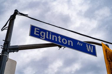 Eglinton Bulvarı Batı Caddesi tabelasının manzarası.