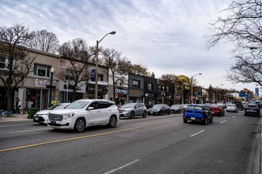 Yukarı Köy, Toronto 'daki Eglinton Avenue West manzarası. Toronto, Kanada - 25 Nisan 2025.