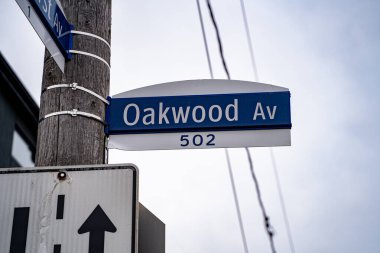 Toronto 'daki Oakwood Caddesi tabelasının manzarası.