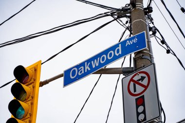 Toronto 'daki Oakwood Caddesi tabelasının manzarası.