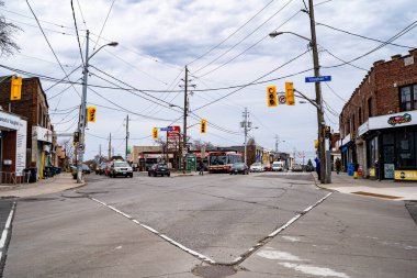 Oakwood Village 'daki Oakwood Bulvarı manzarası. Toronto, Kanada - 25 Nisan 2025.