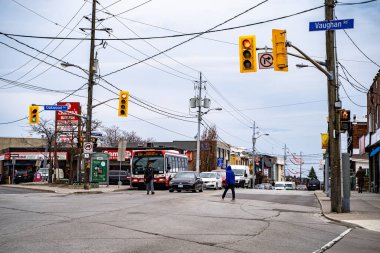 Oakwood Village 'daki Oakwood Bulvarı manzarası. Toronto, Kanada - 25 Nisan 2025.