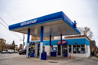 Ultramar benzin istasyonu manzaralı. Toronto, Kanada - 25 Nisan 2025.