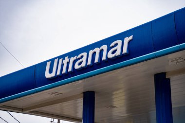 Ultramar benzin istasyonu manzaralı. Toronto, Kanada - 25 Nisan 2025.