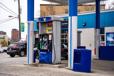 Ultramar benzin istasyonu manzaralı. Toronto, Kanada - 25 Nisan 2025.