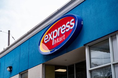 Ultramar benzin istasyonundaki Express Mart tabelasının görüntüsü. Toronto, Kanada - 25 Nisan 2025.