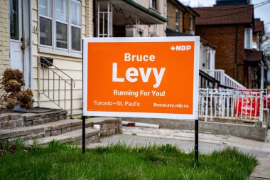 Toronto 'da Yeni Demokrat Parti (NDP) adayı Bruce Levy' nin kampanya işareti. Toronto, Kanada - 25 Nisan 2025.