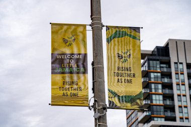 Toronto 'daki Eglinton West' teki Küçük Jamaika tabelasının manzarası. Toronto, Kanada - 25 Nisan 2025.