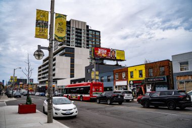 Toronto Eglinton West 'teki küçük Jamaika mahallesinin manzarası. Toronto, Kanada - 25 Nisan 2025.