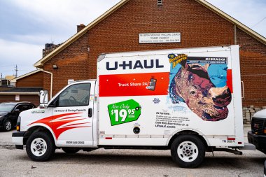 Nakliye kamyonlarının görüntüsü. U-Haul Holding Company, bir Amerikan nakliye kamyonu, karavan ve kiralık araç kiralama şirketi. Toronto, Kanada - 25 Nisan 2025.