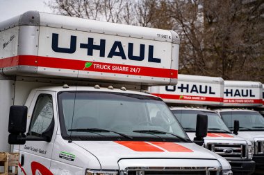 Nakliye kamyonlarının görüntüsü. U-Haul Holding Company, bir Amerikan nakliye kamyonu, karavan ve kiralık araç kiralama şirketi. Toronto, Kanada - 25 Nisan 2025.