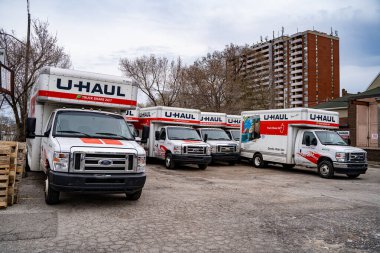 Nakliye kamyonlarının görüntüsü. U-Haul Holding Company, bir Amerikan nakliye kamyonu, karavan ve kiralık araç kiralama şirketi. Toronto, Kanada - 25 Nisan 2025.