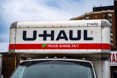 Nakliye kamyonlarının görüntüsü. U-Haul Holding Company, bir Amerikan nakliye kamyonu, karavan ve kiralık araç kiralama şirketi. Toronto, Kanada - 25 Nisan 2025.