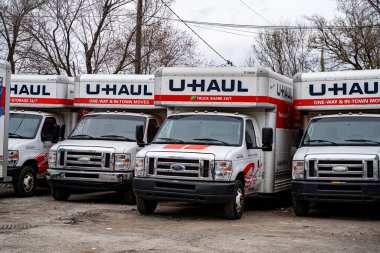 Nakliye kamyonlarının görüntüsü. U-Haul Holding Company, bir Amerikan nakliye kamyonu, karavan ve kiralık araç kiralama şirketi. Toronto, Kanada - 25 Nisan 2025.