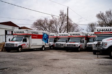 Nakliye kamyonlarının görüntüsü. U-Haul Holding Company, bir Amerikan nakliye kamyonu, karavan ve kiralık araç kiralama şirketi. Toronto, Kanada - 25 Nisan 2025.