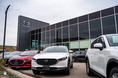 Mazda araba galerisi vitrininin manzarası. Toronto, Kanada - 25 Nisan 2025.