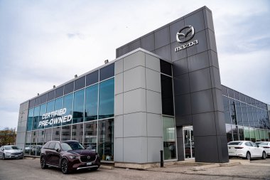 Mazda araba galerisi vitrininin manzarası. Toronto, Kanada - 25 Nisan 2025.