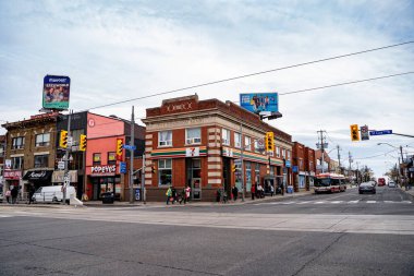 Toronto 'da St. Clair Caddesi' nin batısındaki Corso Italia mahallesinin manzarası. Toronto, Kanada - 25 Nisan 2025.